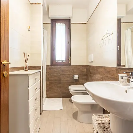 Guesthost - Ely's Apartamento