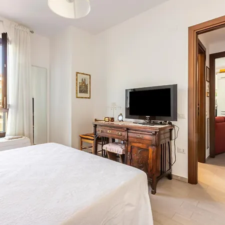 Guesthost - Ely's Apartment *